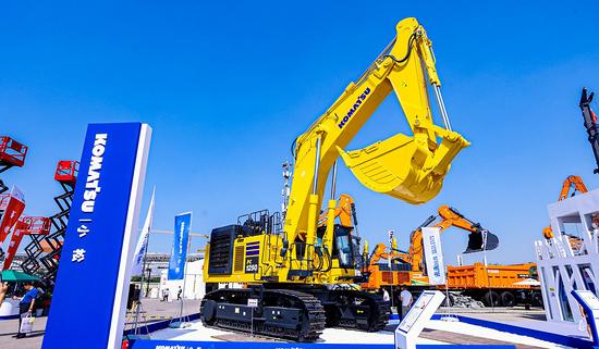 Abenduan, Txinako Komatsu hondeamakinek 108 orduz funtzionatu zuten, % 19,5 gehiago urtean; beste lau eskualdek ere hazkunde positiboa izan zuten urte arteko hazkundea.